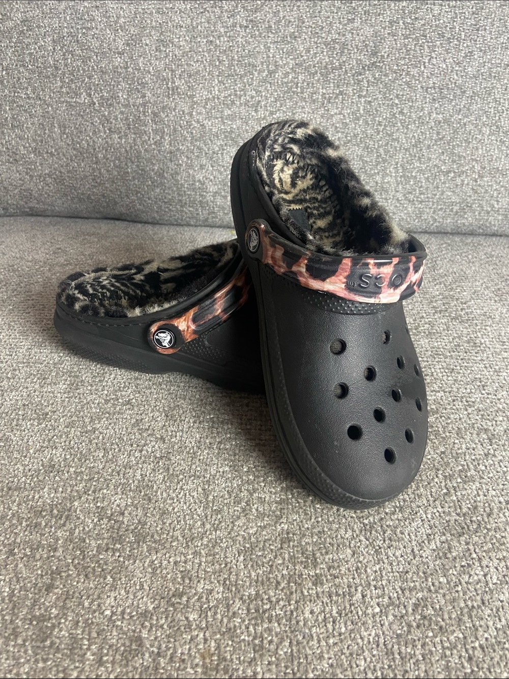 CROCS Black Clog Mules with Leopard-Print Strap and Faux-Fur Lining size 8m 7w